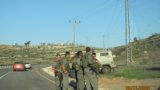 חיילים במחסום בכביש נווה צוף